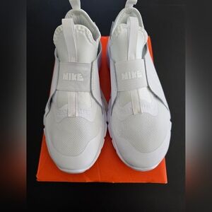 Brand New Nike Running Shoes Youth 6, Women's 7.5